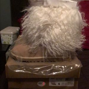 Size 6 never worn UGG w Sheepskin Cuff Boot